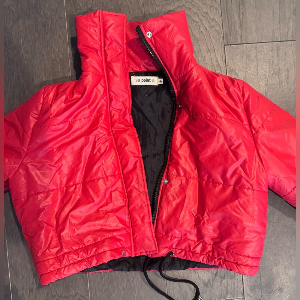 Red cropped puffer jacket with adjustable waist #croppedpuffer #puffercoat